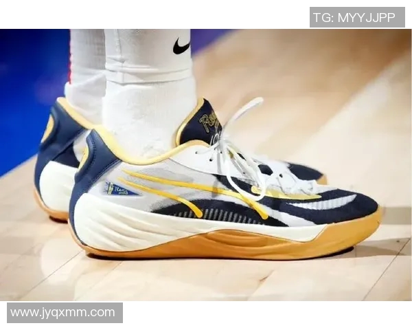 NBA球星挑战足球场 穿上足球鞋展现跨界运动天赋 NBA球星挑战足球场 穿上足球鞋展现跨界运动天赋