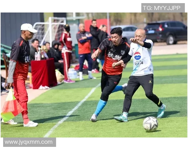 民间草根神似足球巨星引热议真假难辨引发网友围观讨论