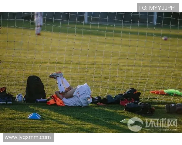 足球球星赤脚训练比赛展现自然力量与坚持精神魅力