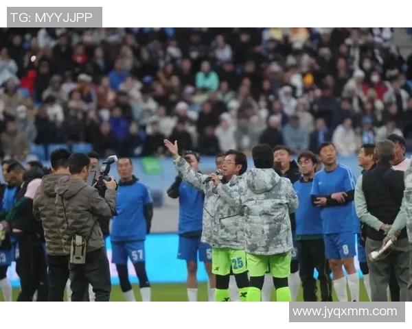 球星与足球明星亲密合影展现友谊与竞技精神魅力瞬间