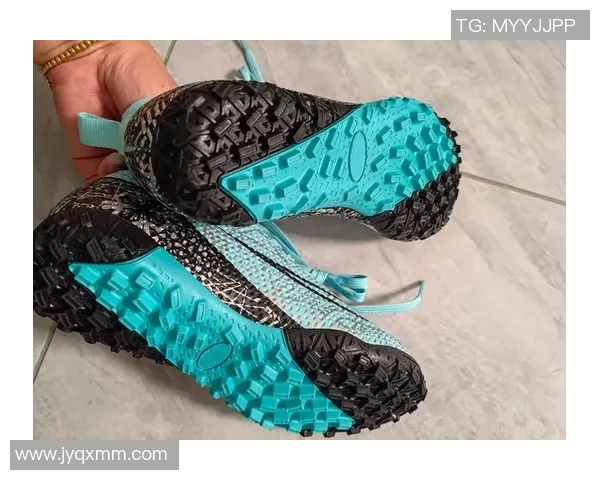 C罗同款足球鞋，闪耀球场新风采