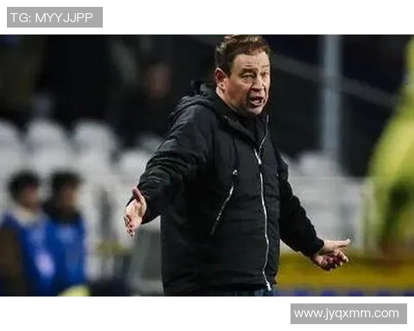 足球球星情绪失控当众踢翻水桶引发场边热议与球迷关注 足球球星情绪失控当众踢翻水桶引发场边热议与球迷关注